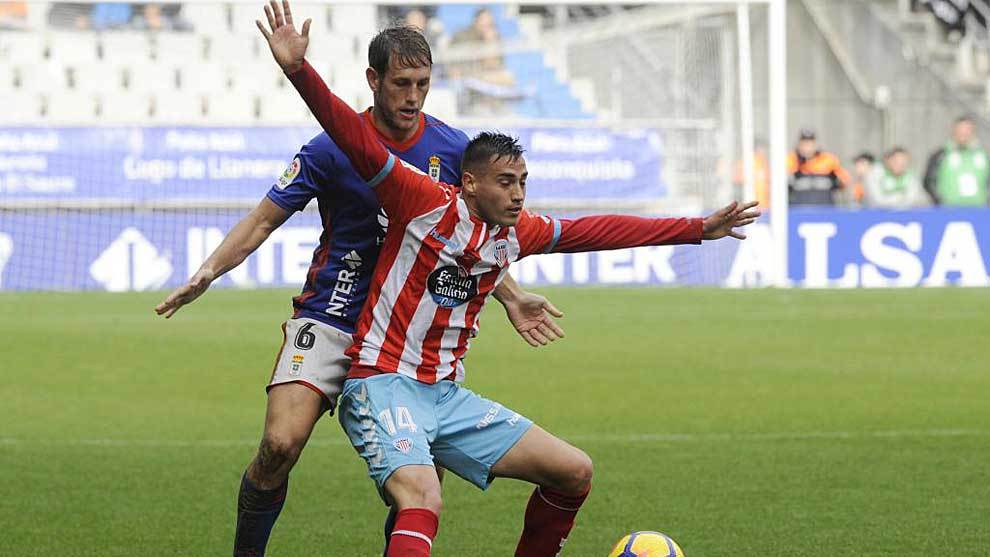 Polaco es presionado por Hernndez en el partido disputado en Oviedo