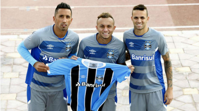 Lucas Barrios, Luan y Everton posan para MARCA con la camiseta del...