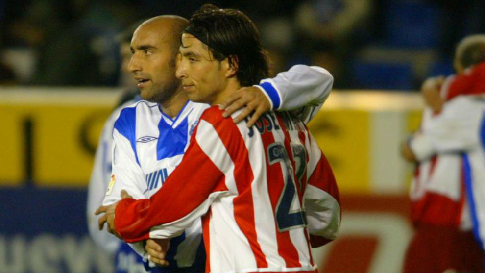 Abelardo se abraza con Jose Mari tras el choque ante el Atltico.