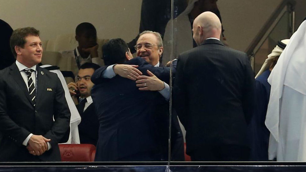 Florentino Prez y Maradona se funden en un abrazo en presencia de...