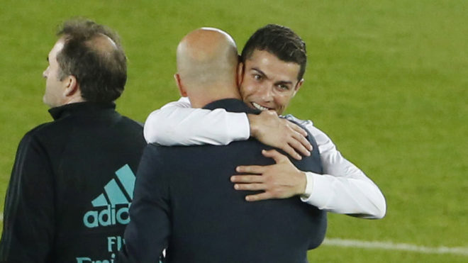 Cristiano abraza a Zidane tras la victoria.