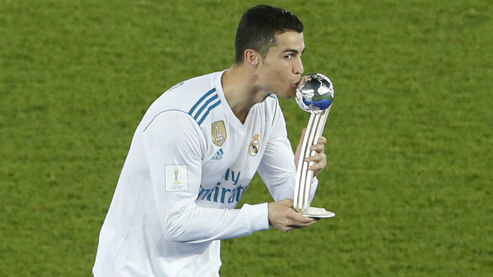 Cristiano besa el baln de plata como segundo mejor jugador del...