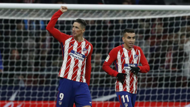 Torres celebra su gol junto a Correa.