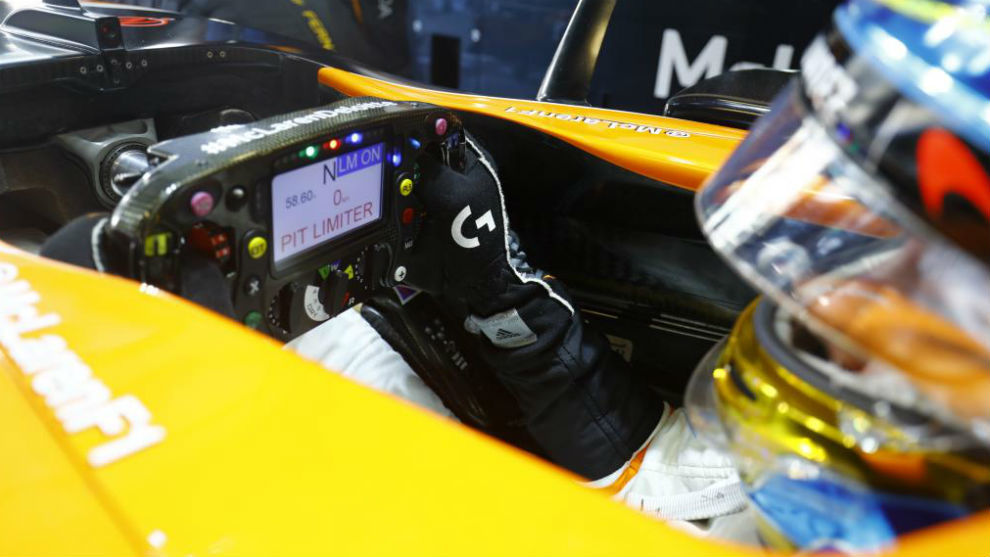 Fernando Alonso en el &apos;cockpit&apos; del MCL32, durante una prueba de 2017