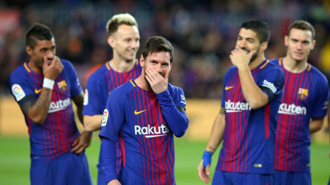 Los jugadores del Barcelona, sonrientes ante el Deportivo