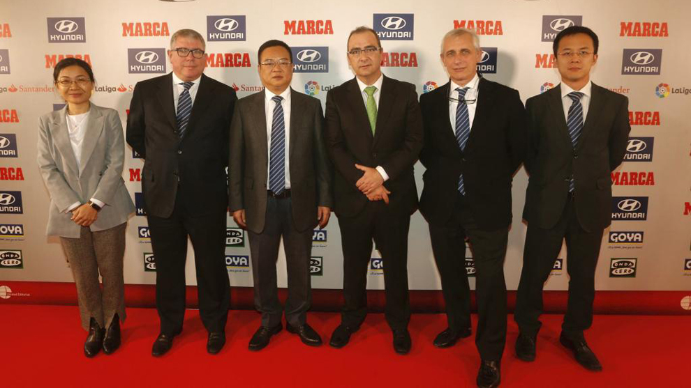 El presidente del Espanyol, Chen Yansheng (tercero de izquierda a...
