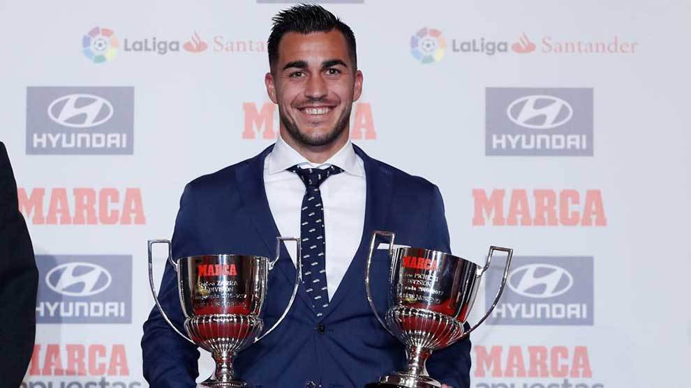 El ahora delantero del Granada, Joselu, con sus dos trofeos