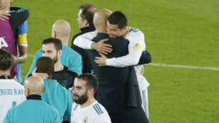 Zidane abraza a Cristiano tras conquistar el Mundial de Clubes