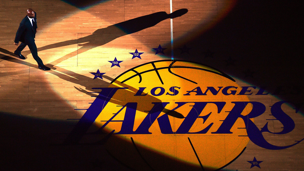 Kobe se encamina al centro de la cancha con el escudo de los Lakers