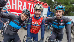 Purito Rodrguez, con dos ciclistas locales en Hvar (Croacia), el fin...