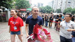 Iniesta recibe un ramo de flores en su visita a Chongqing este pasado...
