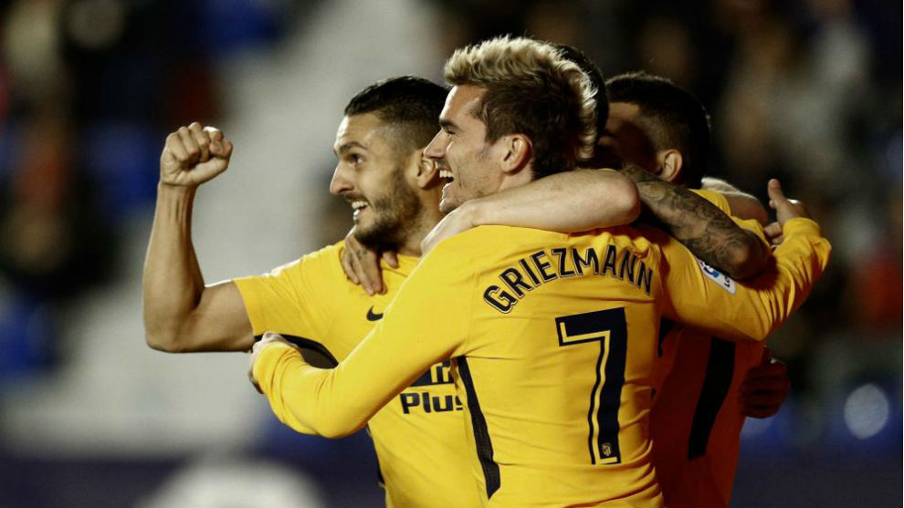 Koke y Griezmann celebran un gol con sus compaeros en el Ciutat de...