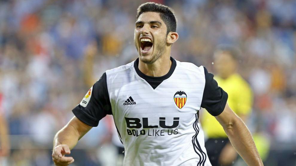 Guedes celebra un gol con el Valencia en Mestalla.