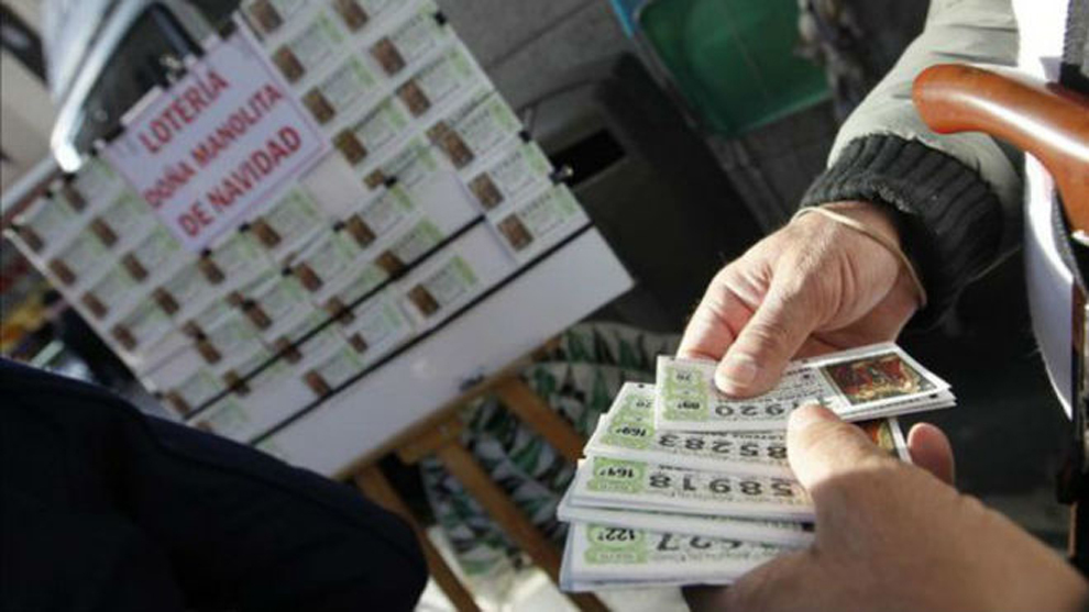 Un hombre ofrece dcimos de la lotera de Navidad en Madrid