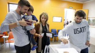 Piqu, votando en el referndum del 1 de octubre junto a su hijo