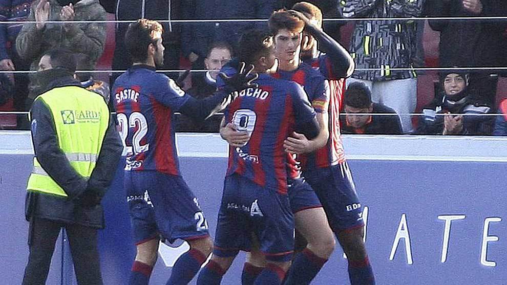 Gonzalo Melero celebra su gol al Lugo con sus compaeros