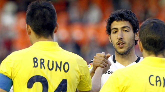 Parejo y Bruno se saludan durante un derbi en Mestalla.