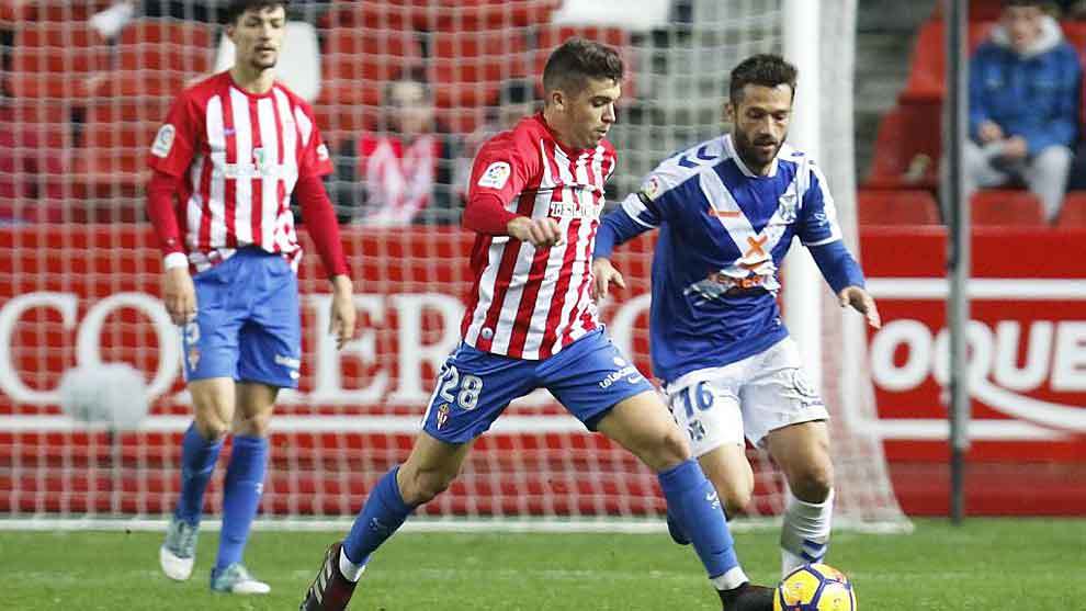 Nacho Mndez disputa un baln a Aitor Sanz en el Sporting-Tenerife