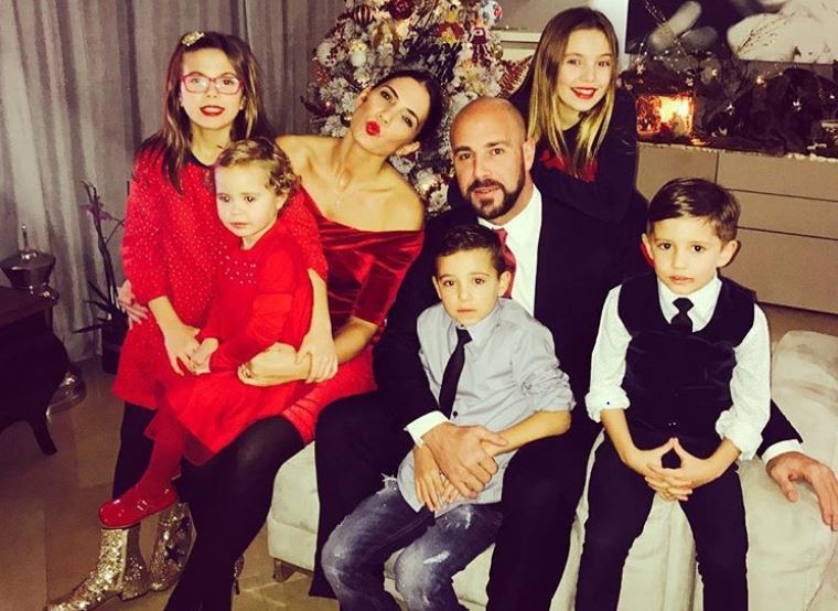 Pepe Reina poses with his family