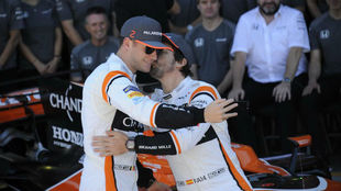 Alonso y Vandoorne, en la foto de equipo en el GP de Brasil