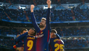 Piqu celebra un gol del Barcelona en el Bernabu.