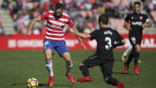 Antonio Puertas disputa un baln con Matos en un Granada - Sevilla...