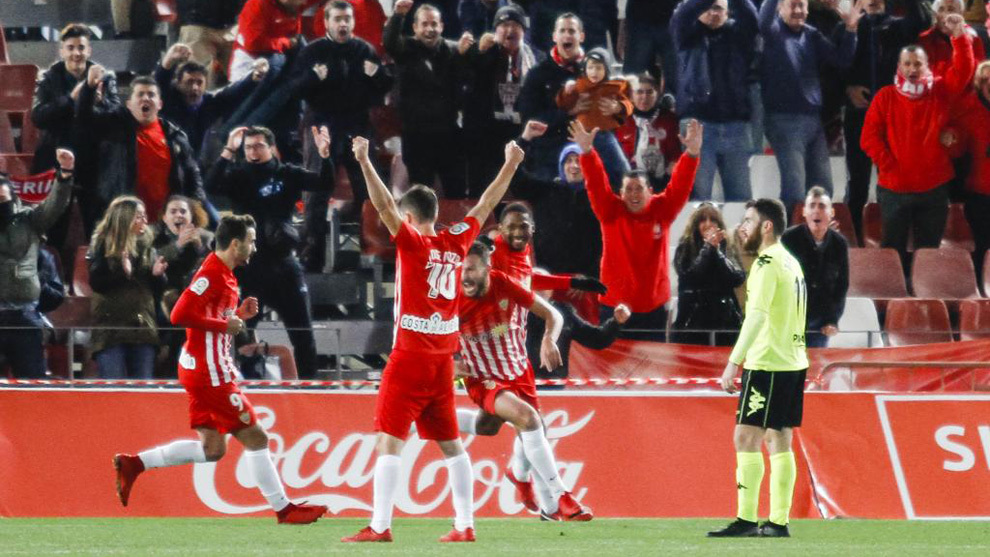 Los jugadores del Almera celebran un gol en el partido contra el...