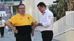 Boullier habla con un miembro de Renault, durante el Gran premio de...