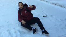 Lin, sobre la nieve antes de salir hacia un entrenamiento con su...