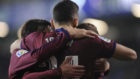 Joan Jordn, abrazado por sus compaeros tras un gol