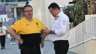 Boullier habla con un miembro de Renault, durante el Gran premio de...