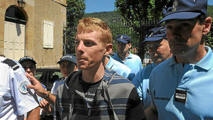 Riccardo Ricc, acompaado por gendarmes franceses en 2010.