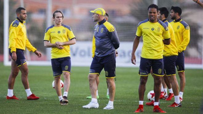 Remy en un entrenamiento de Las Palmas junto a Paco Jémez.