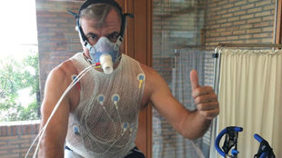 Carlos Sainz, en una sesin de bicicleta con falta de oxgeno