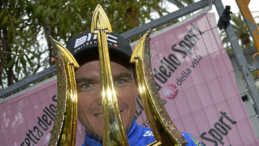 Van Avermaet con el tridente de vencedor de la Tirreno-Adritico...
