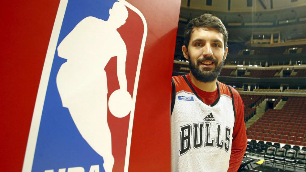 Nikola Mirotic posa con una camiseta de los Bulls junto a un logo de...