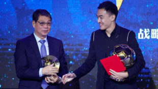 Xu Genbao junto al tambin premiado Feng Xiaoting en la gala del...