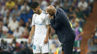 Zidane, dando instrucciones a Asensio.