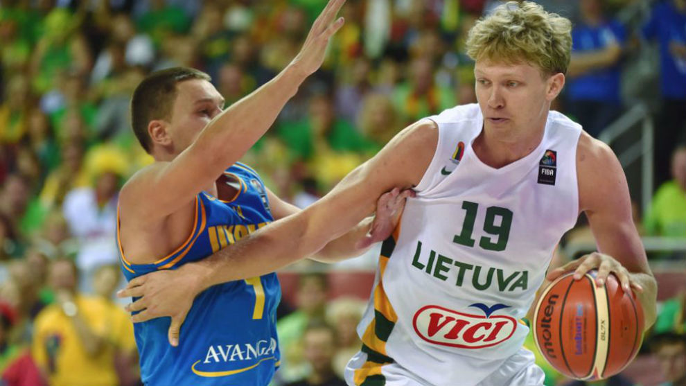 Mindaugas Kuzminskas jugando con Lituania en el Eurobasket de 2015
