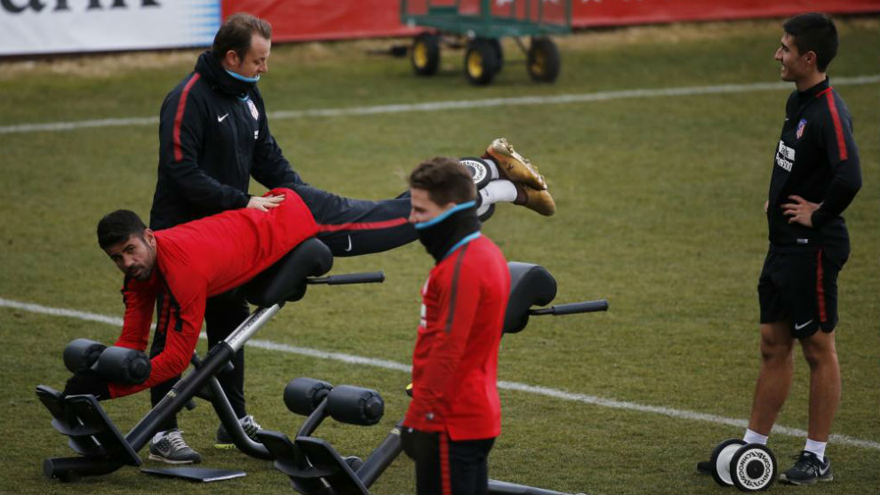 Diego Costa, realizando un ejercicio fsico durante el entrenamiento...