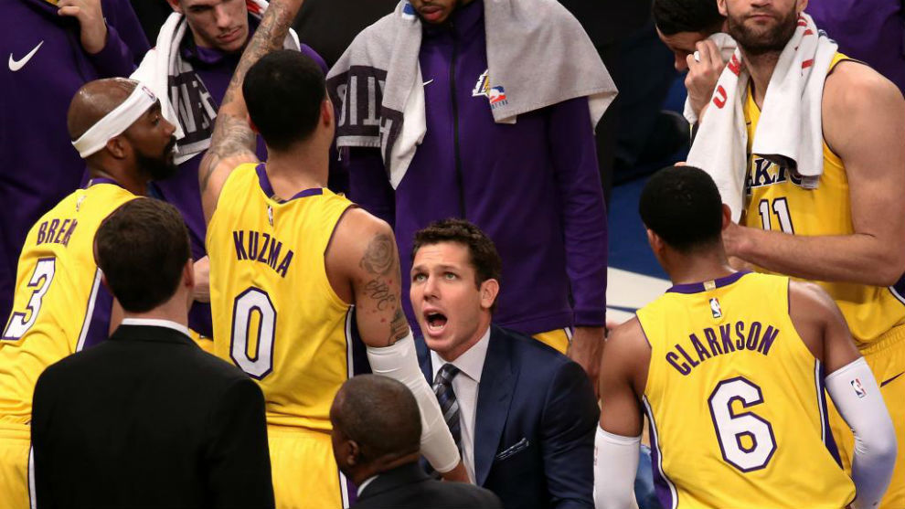 Luke Walton habla con sus jugadores de los Lakers en un tiempo muerto