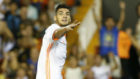 Rafa Mir celebra un gol con el Valencia