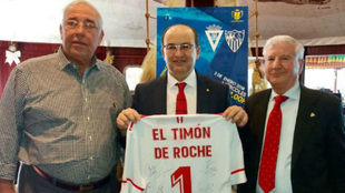 SuperPaco, junto al presidente y vicepresidente del Sevilla.