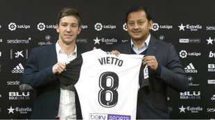 Luciano Vietto posa con la camiseta del Valencia junto a Anil Murthy.
