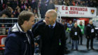 Zidane saludando a Arrasate al inicio del partido.