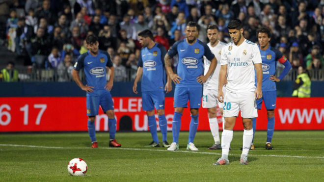 Asensio, en el momento de lanzar el segundo penalti del Madrid ante el...