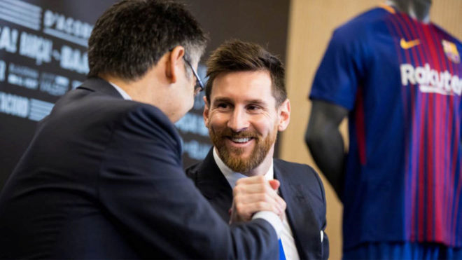 Messi y Bartomeu, el día de la firma de la renovación de contrato...
