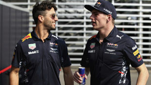 Verstappen habla con Ricciardo.