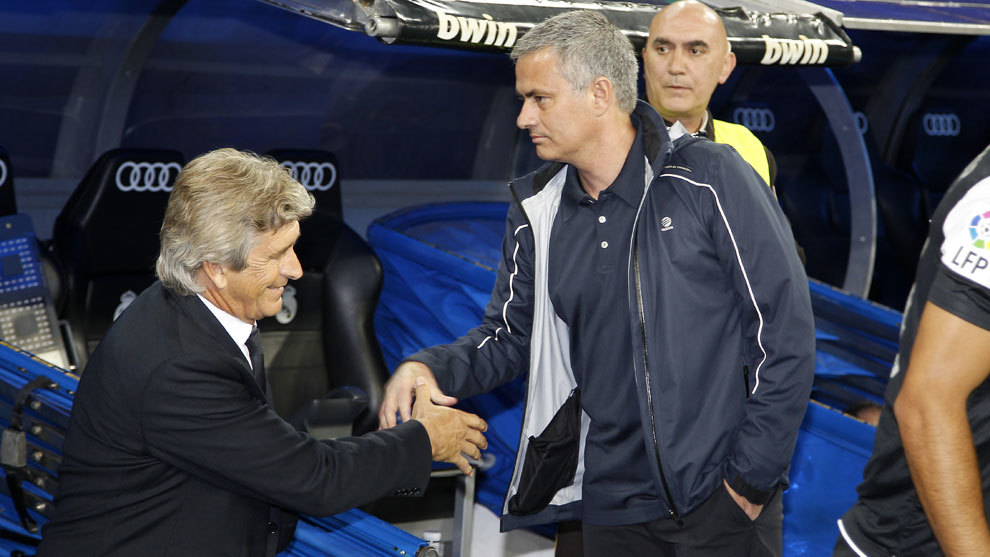 Pellegrini y Mourinho se saludan antes del Madrid-Mlaga en mayo de...