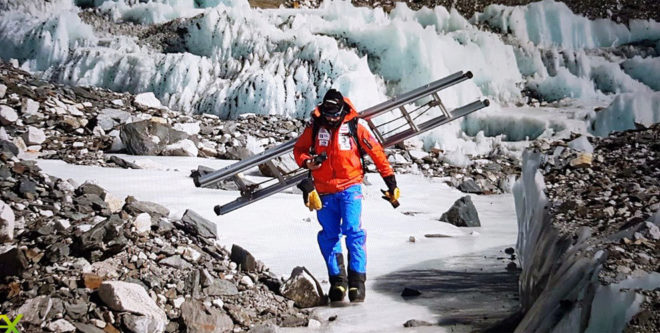Alex Txikon preparando la cascada de hielo de Khumbu